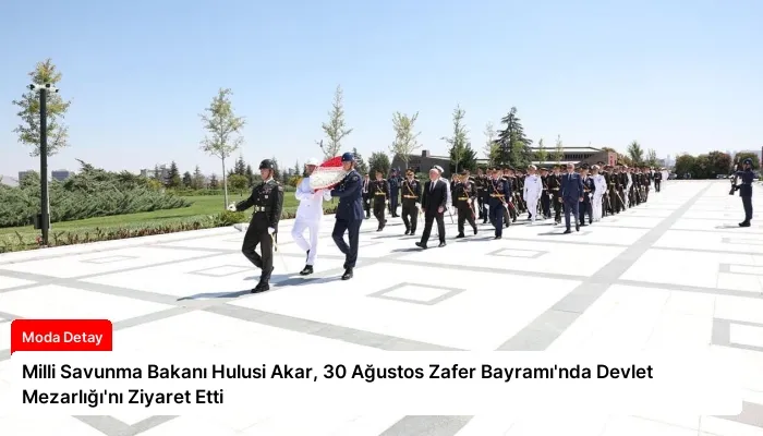 Milli Savunma Bakanı Hulusi Akar, 30 Ağustos Zafer Bayramı’nda Devlet Mezarlığı’nı Ziyaret Etti