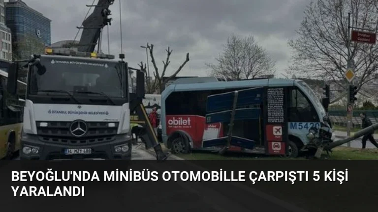 Beyoğlu’nda Minibüs Otomobille Çarpıştı 5 Kişi Yaralandı