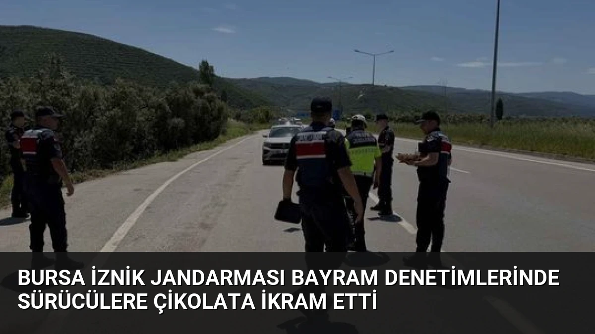 Bursa İznik Jandarması Bayram Denetimlerinde Sürücülere Çikolata İkram Etti