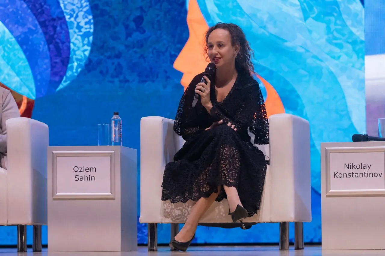 Özlem Şahin, BRICS+ Moda Zirvesi’nde Türkiye’yi Temsil Etti: Moskova’da Uluslararası Moda İş Birlikleri Gündemde